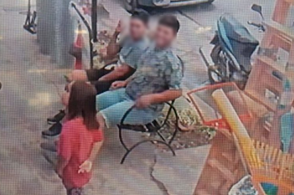 Amenazaron a los clientes en un negocio para robarles con su pequeña hija al lado