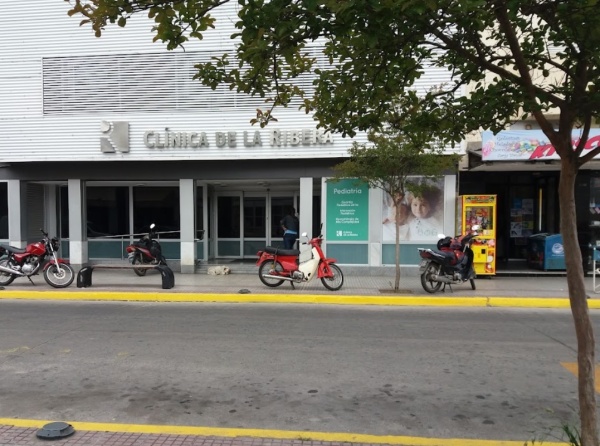 En Ensenada lincharon a un médico que habría atendido drogado y estaba inhibido de su cargo: "Vos mataste a mi hija"