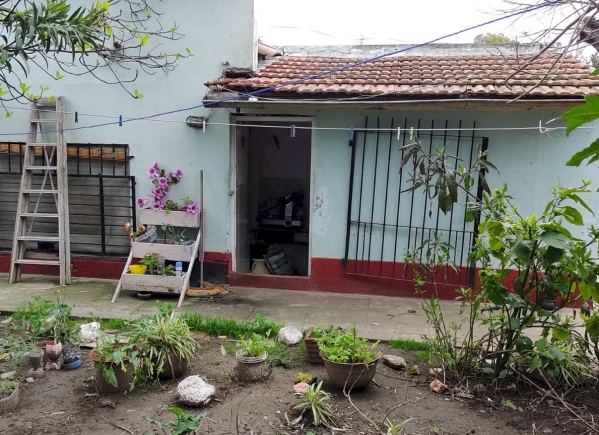 Armados y encapuchados, le robaron 200 mil pesos a una pareja de jubilados de Villa Elvira mientras miraban la televisión