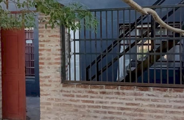 La Justicia desalojó a una familia que llevaba 17 años viviendo en 14 y 78, y deberán pagar 20 mil dólares