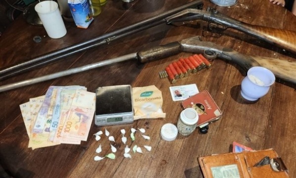Atraparon a una pareja que tenía un arsenal de armas en su casa de La Plata: creen que funcionaba como búnker de drogas