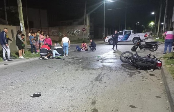 Un auto rojo chocó a dos jóvenes en 65 y 124, huyó a toda velocidad y es intensamente buscado