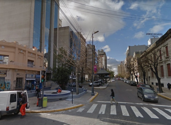 Un joven cayó de un segundo piso en un edificio del centro platense y no sabe cómo llegó ahí