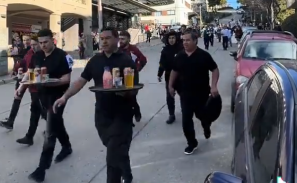 Se llevó a cabo la tradicional carrera de mozos en la Fiesta Nacional de la Nieve en Bariloche y se hizo viral en redes