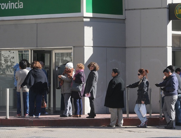 En diciembre los bancos de La Plata volverían a funcionar sin necesidad de sacar turno previo