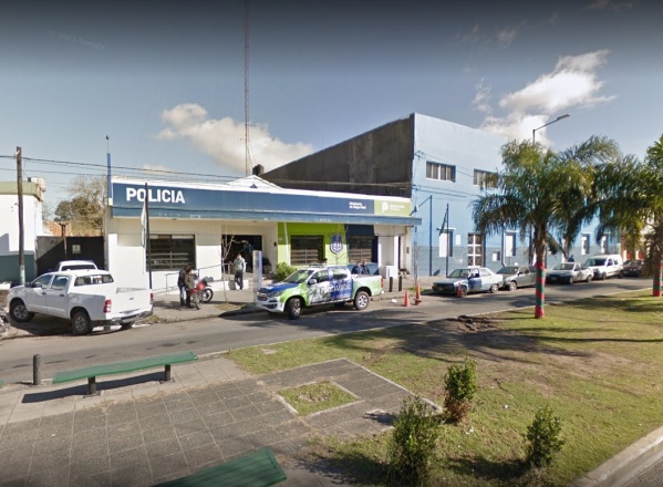 Hospitalizaron a un ladrón que quiso robar en Los Hornos, se atrincheró en la casa de un jubilado y fue golpeado por vecinos