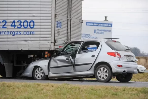 Un conductor platense falleció tras chocar contra un camión en ruta 36