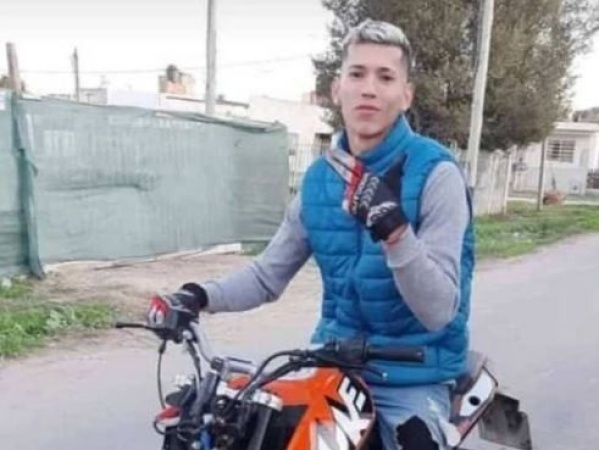 Fueron al Cementerio de La Plata para homenajear a un joven fallecido y sufrieron una triste noticia cuando se iban