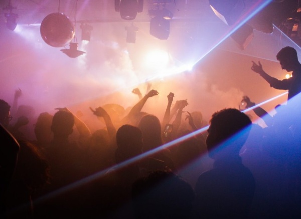 Una joven fue abusada a la salida de un boliche platense: la llevó hasta Diagonal 74 y 63, y luego escapó en un auto blanco