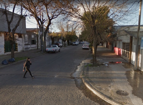 Asaltaron brutalmente a un hombre mientras charlaba con su vecina en 22 y 69: se llevaron 180 mil pesos