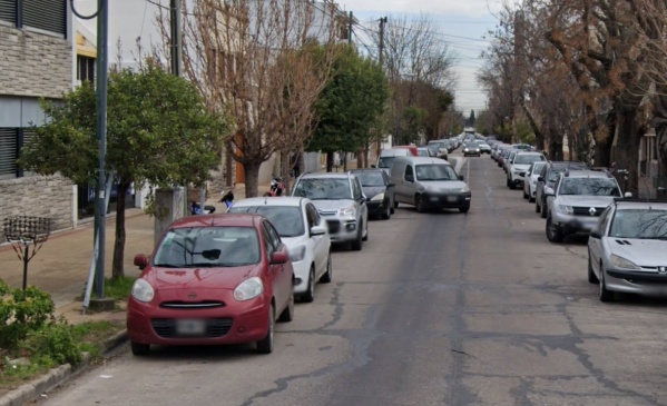 Volvían a La Plata de un viaje y tres encapuchados los recibieron de la peor manera: huyeron con un millón de pesos