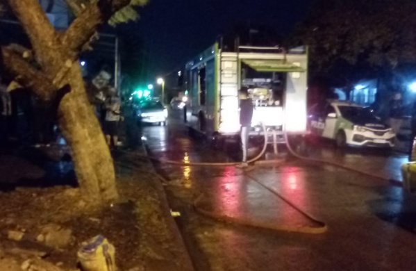 Le quemaron la casa a dos presuntos pedófilos de La Plata y también les arrojaron piedrazos