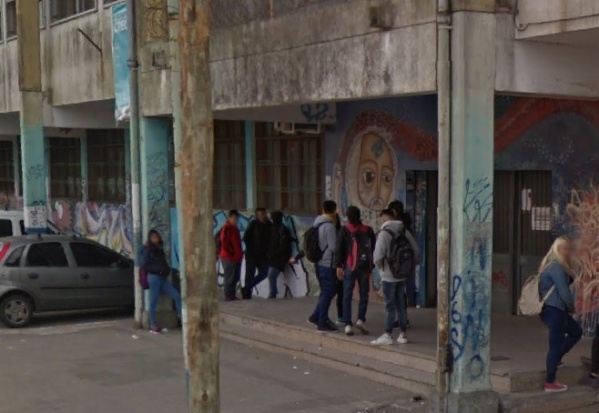 Brutal ataque a un chico cuando salía de una escuela de La Plata: lo amenazaron dos jóvenes con un cuchillo
