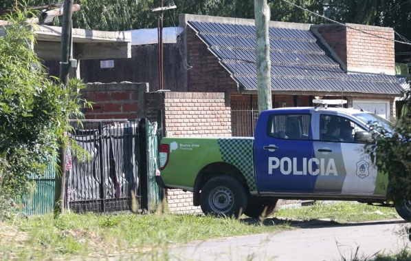En plena calle de La Plata, dos vecinos se enfrentaron a los tiros y una mujer se salvó de milagro