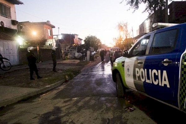 Bajó del micro en Etcheverry con su hijo y un motochorro los estaba esperando para robarles todo