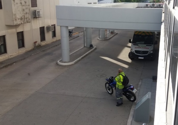 Un joven platense llegó al Hospital San Martín con un tiro en la rodilla pero el testimonio de una mujer desmintió su versión