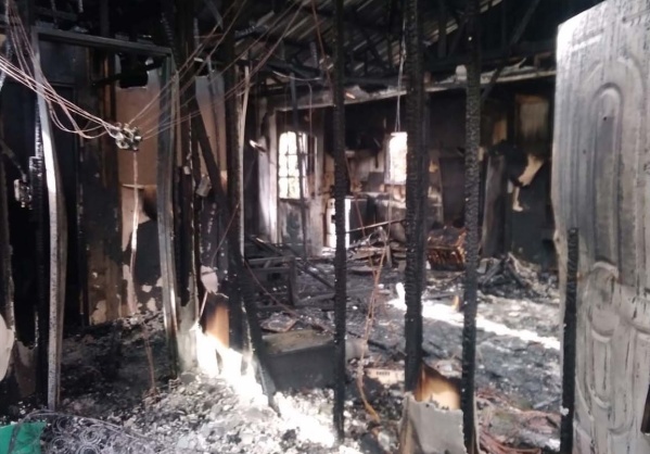 Un joven quedó en grave estado tras un terrible incendio en La Plata: huyó por el techo cuando el fuego tomó la casa