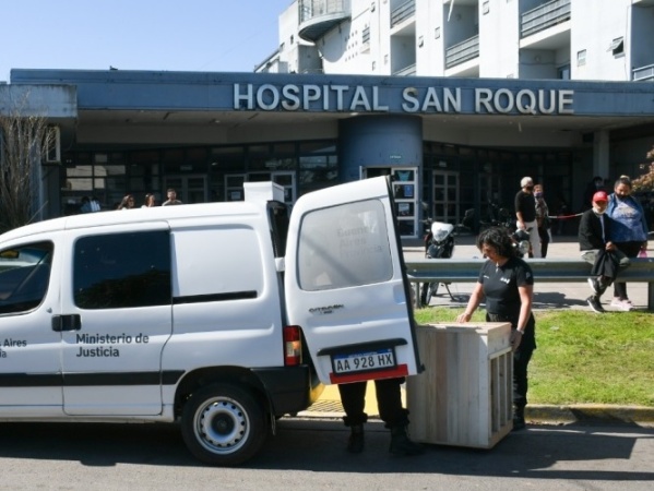 Un policía se disparó durante un operativo y fue derivado de urgencia al Hospital de Gonnet