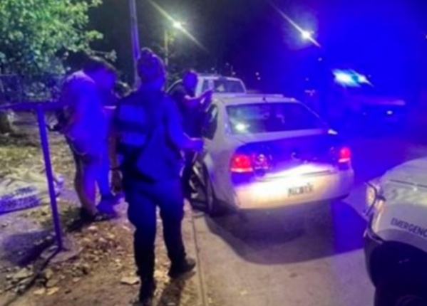 Locura en un control policial en City Bell: dos sujetos quisieron escapar y uno de ellos fue baleado en una pierna