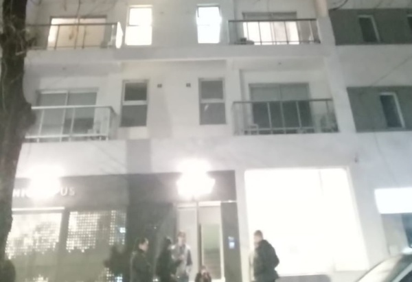 Un joven se tiró desde la terraza de un edificio de La Plata tras discutir con su novia