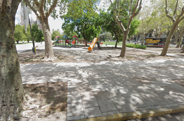 Una patota volvió a actuar en Plaza Moreno pero la víctima de 15 años logró escapar