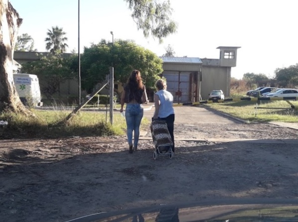 Un preso se habría quitado la vida en una cárcel platense: estaba colgado de una sábana