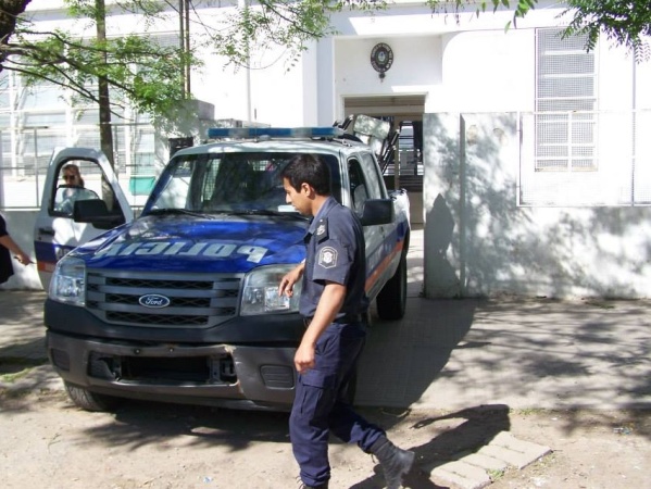 Un joven fue baleado en Melchor Romero por la disputa de una moto y se salvó de milagro