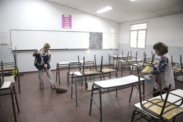 Las escuelas de La Plata dictarán clases con normalidad durante este lunes tras un intenso operativo de limpieza