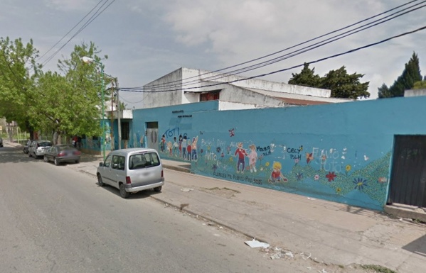 Nenes encerrados, gritos y corridas en una escuela de La Plata: padres denunciaron que hay alumnos que llevan cuchillos