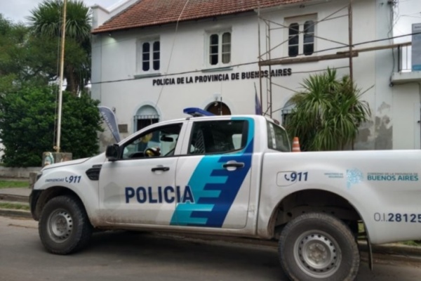 Dos ladrones ingresaron por el balcón de una casa de City Bell, aterraron a la familia y huyeron a pie