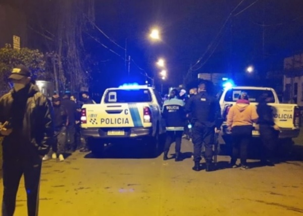 Hallaron sin vida a un hombre en su propio auto en pleno centro de Ensenada: golpeaban su ventanilla y no respondía