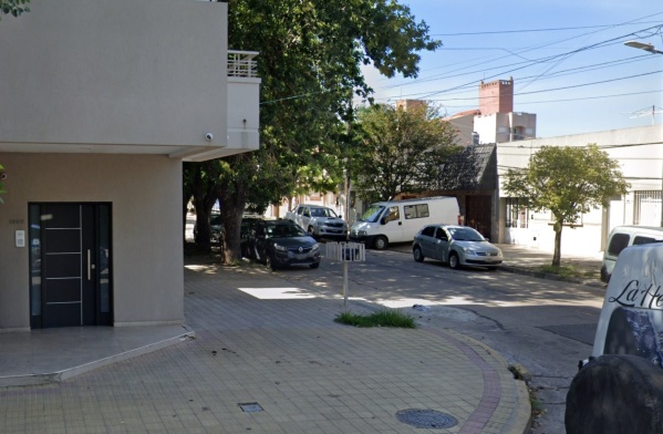 Un hombre volvía a su casa de 21 y 64 después de una jornada laboral agotadora y se topó con cuatro ladrones en la vivienda