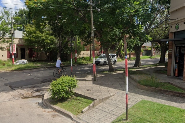 Sorprendieron a un matrimonio de jubilados mientras tomaban un té en City Bell y los amenazaron con quemarlos con una plancha