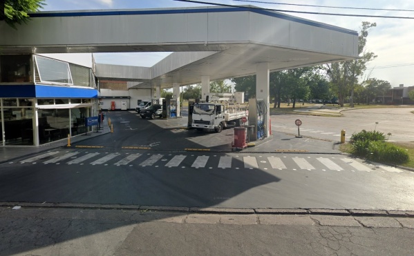 Terror en una estación de servicio de La Plata: pidieron un remis para depositar 4.500.000 de pesos y ladrones irrumpieron