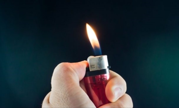 Una abuela le contó al novio de su nieto por qué le gustaban los encendedores de chico y el joven quedó "atónito"