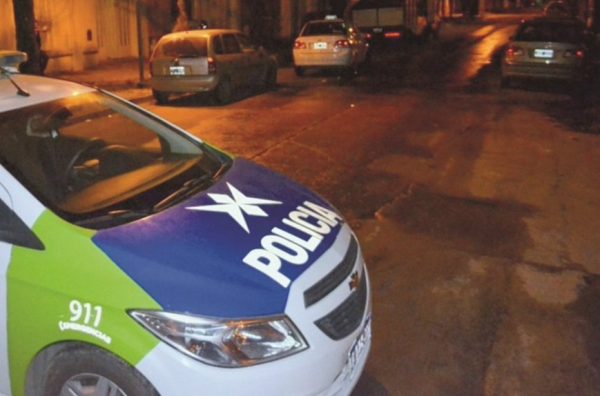 Tomaban cervezas en Los Hornos y una discusión terminó de la peor manera: un joven fue baleado en la pierna