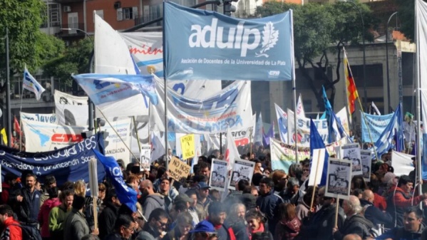 Continúa el paro docente universitario a nivel nacional en reclamo por la aplicación de la Ley de Financiamiento