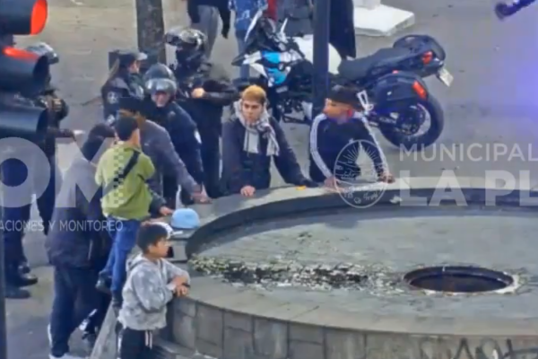 Atraparon a dos menores que circulaban con marihuana y una réplica de arma de fuego en pleno centro de La Plata