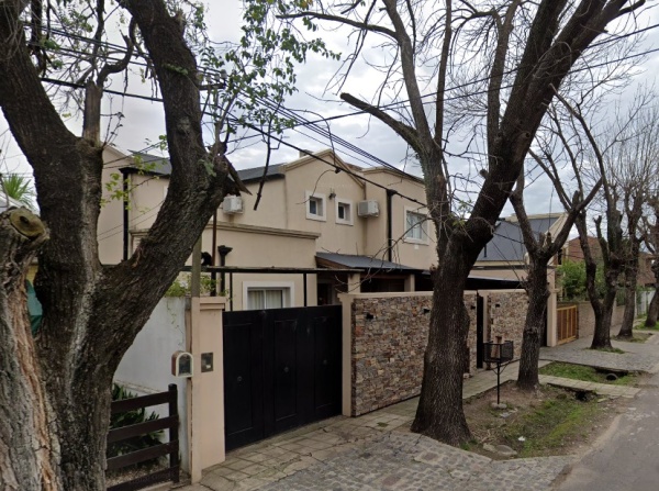 Atacaron ferozmente a una mujer en su casa de Tolosa mientras dormía: se llevaron dólares y una pulsera de oro