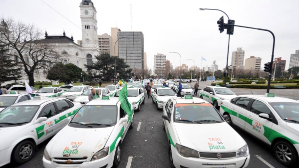 Taxistas, remiseros y transportistas escolares de La Plata suspendieron la marcha contra el proyecto pro-apps