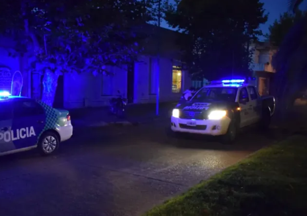 Amenazaron y amordazaron a una pareja en Villa Elisa: participaron cuatro ladrones y uno de ellos actuó de campana