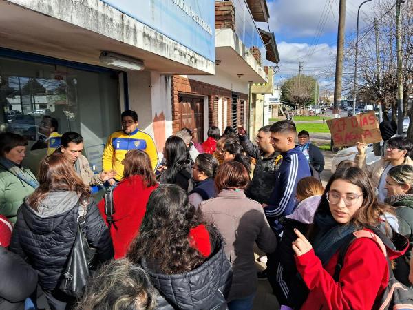 Vecinos de Los Hornos reclamaron que llevan 17 días sin agua en varias zonas