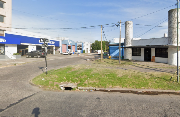 Por el techo saquearon un comercio de Tolosa y se llevaron tres computadoras tras romper el durlock