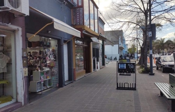 ¡Insólito!: entró a un negocio de Los Hornos para robar, no había nadie y atendió a los clientes que ingresaban