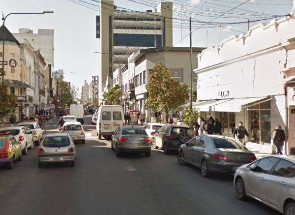 Le pidieron 100 pesos a un chico en 8 y 47, y luego fue brutalmente atacado por una patota: le pegaron en el piso