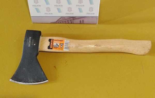 Mantuvo a su mamá de 76 años encerrada en su casa de La Plata y lo detuvieron con un hacha en la mano