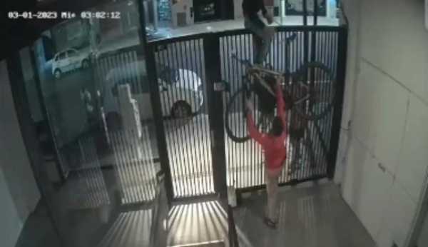Robaron una bici y una moto en un edificio de la zona del Estadio Único de La Plata y todo quedó grabado