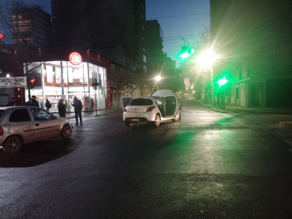 Choque, grito y susto en 13 y 45: dos autos impactaron y una mujer sufrió un golpe en la cabeza