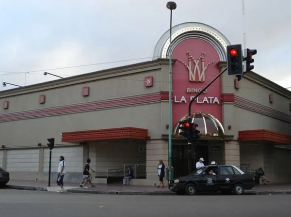 Arrestaron a dos sujetos en la puerta del Bingo de La Plata por pedir dinero de forma amenazante