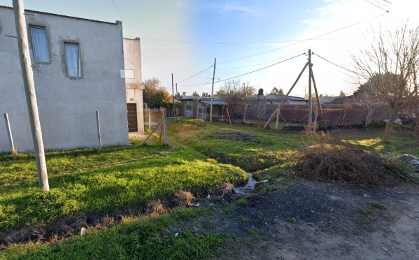 Le dispararon a un hombre en Los Hornos y los vecinos lo encontraron ensangrentado en el suelo